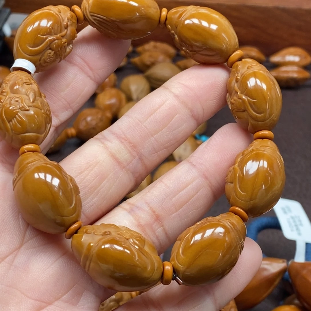 1.7八宝财神橄榄核雕刻