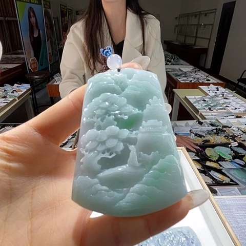 翡翠未镶嵌颈饰一个