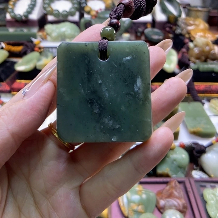 未镶嵌岫岩老玉（透闪石质玉）把件