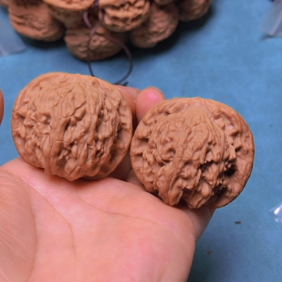【闪购商品】核桃摆件40红狮子修尖