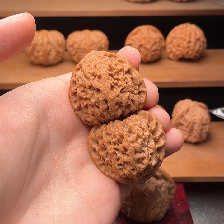 文玩核桃把件41毕业红皮正三角凹底南疆石