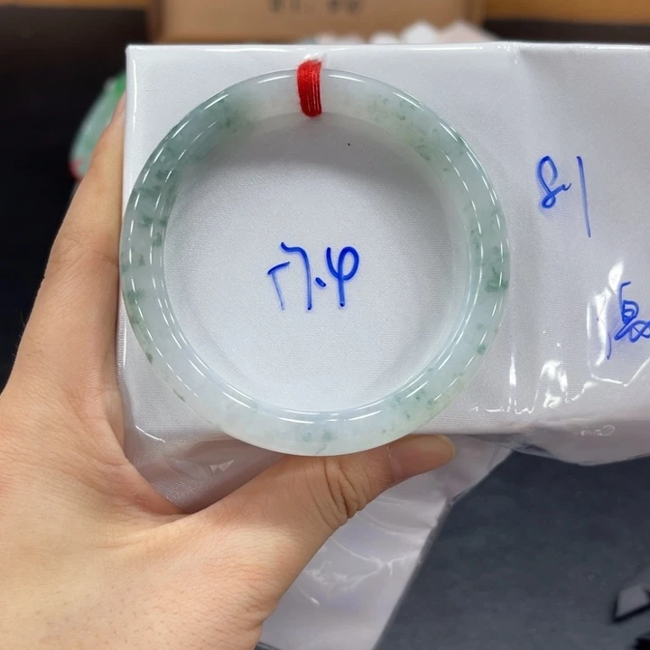 翡翠手镯未镶嵌翡翠