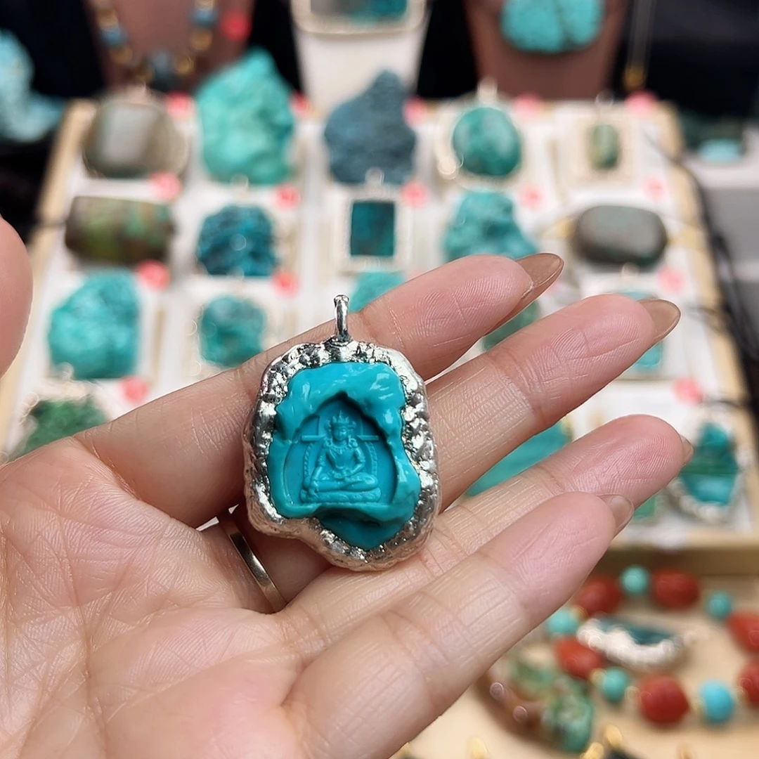 呼***勤绿松石未镶嵌颈饰