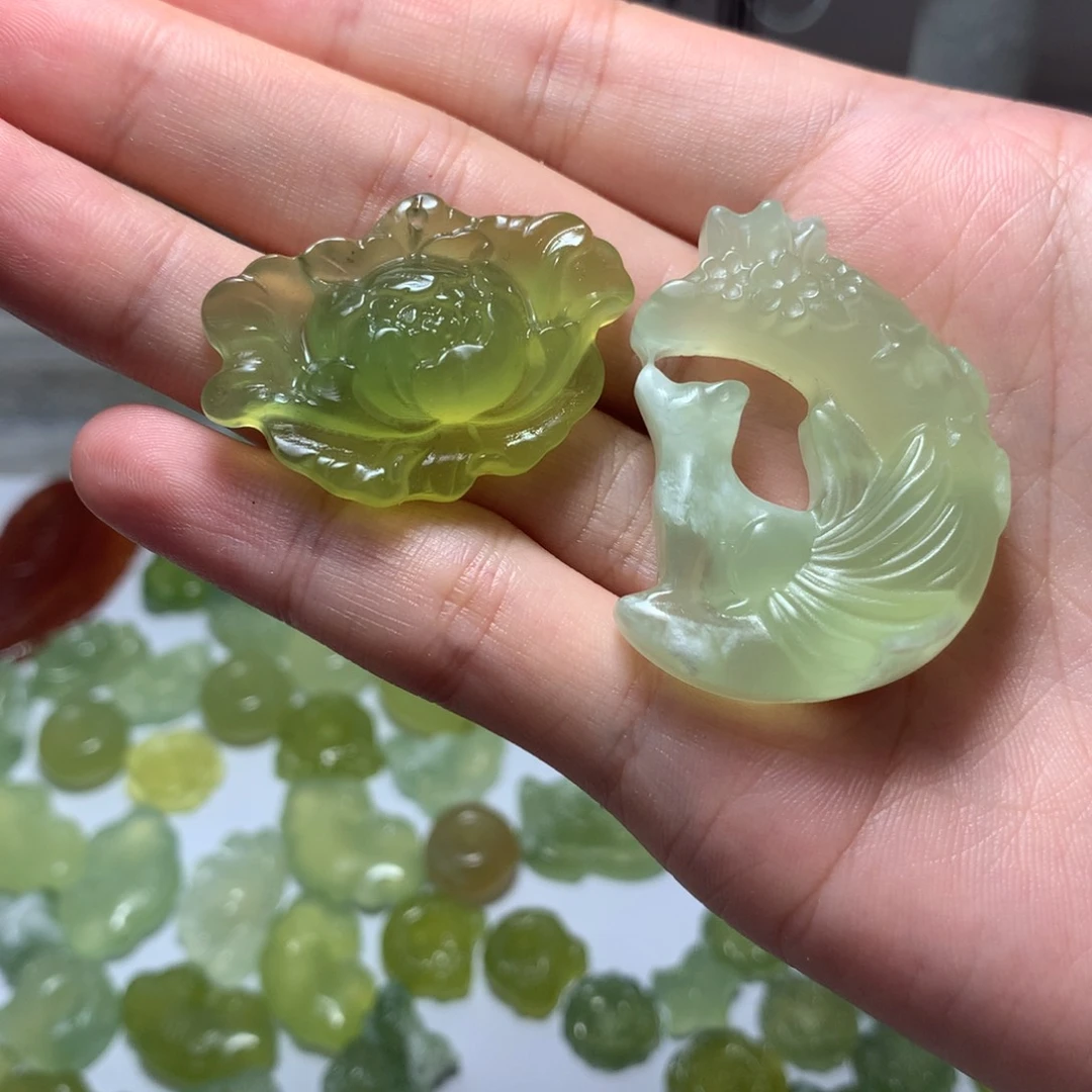 岫玉未镶嵌颈饰……