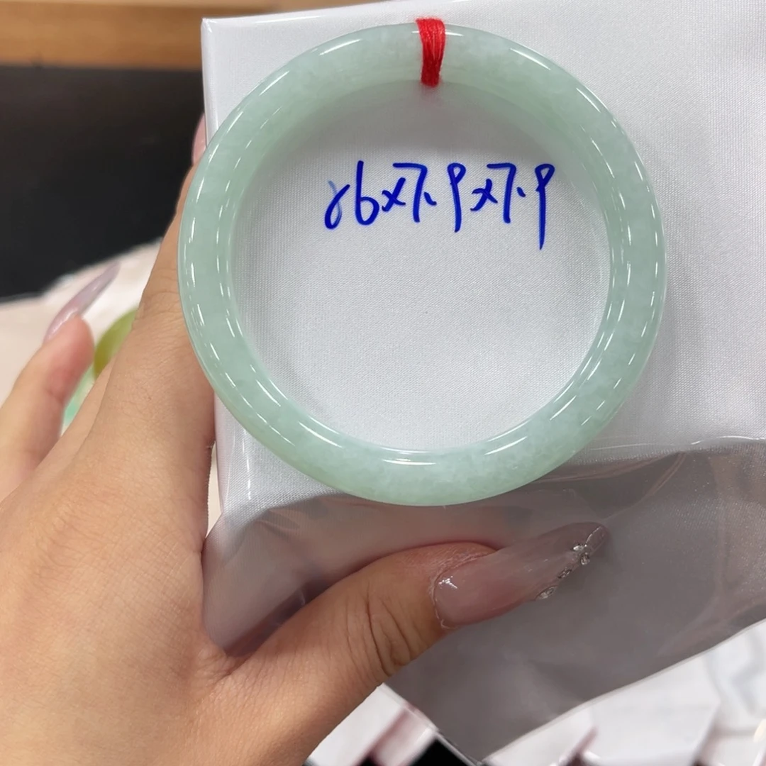 翡翠手镯未镶嵌翡翠