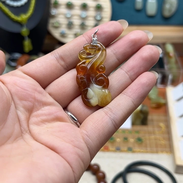 蛇纹石玉未镶嵌颈饰
