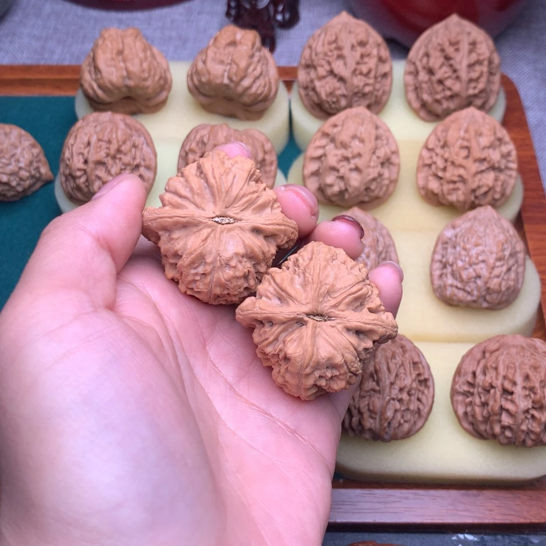 文玩核桃把件?***酒核桃