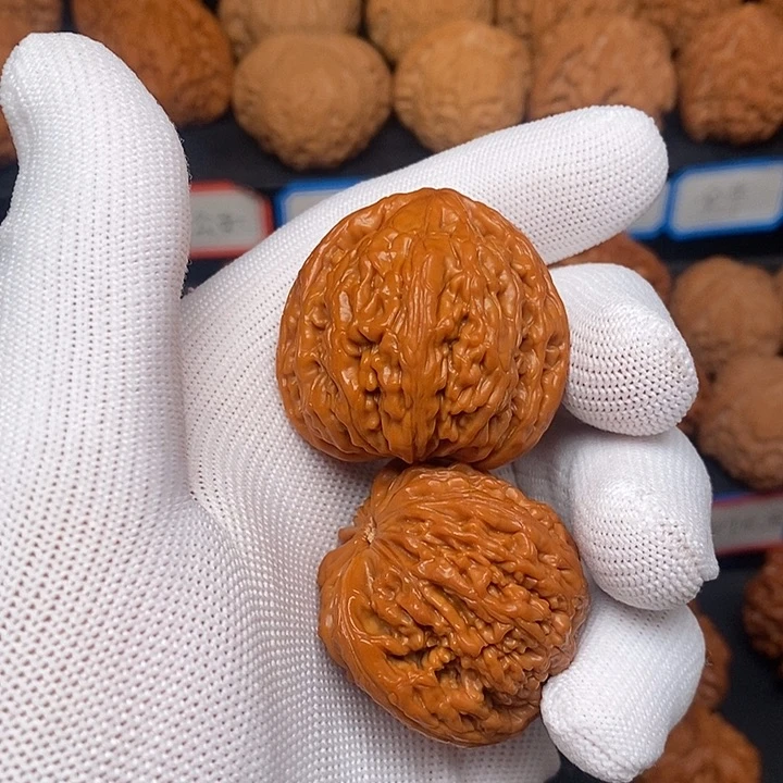 赵***）文玩核桃吊坠虎头王