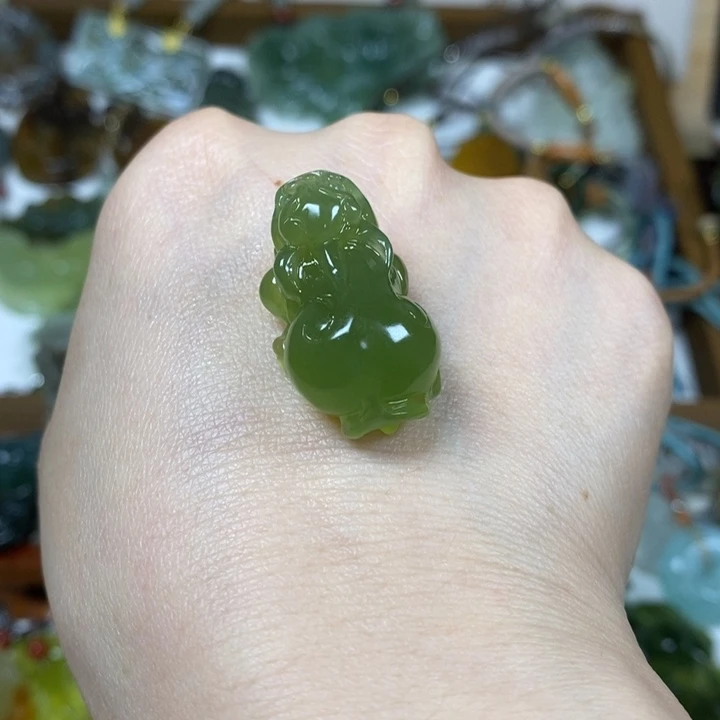 未镶嵌蛇纹石玉吊坠