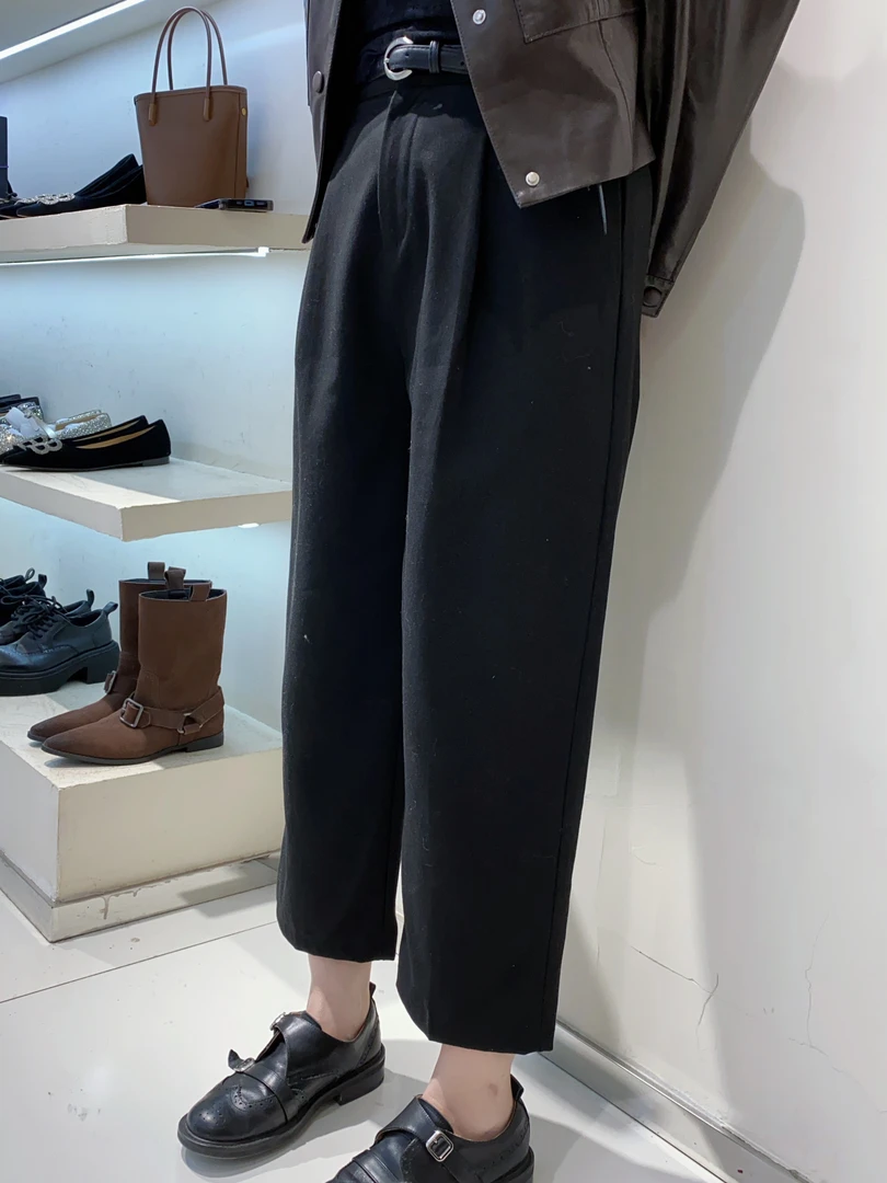 荣小姐的春夏秋冬春款显瘦小黑裤