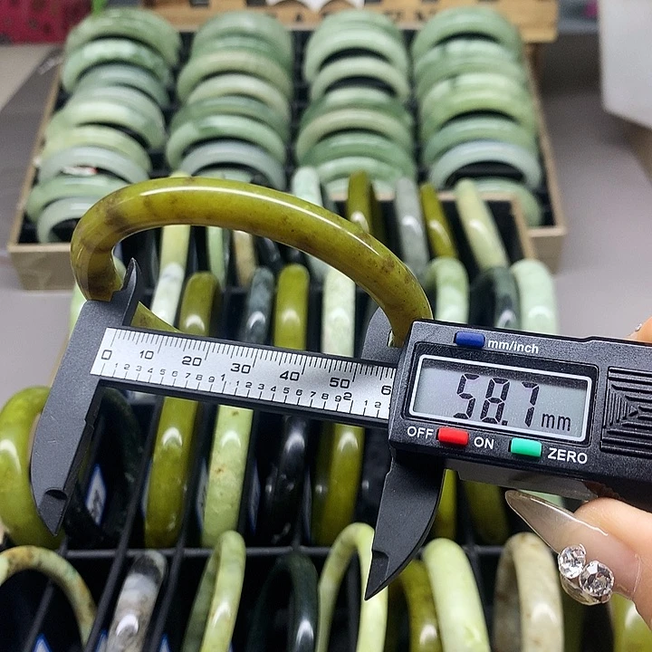 未镶嵌蛇纹石玉手镯240