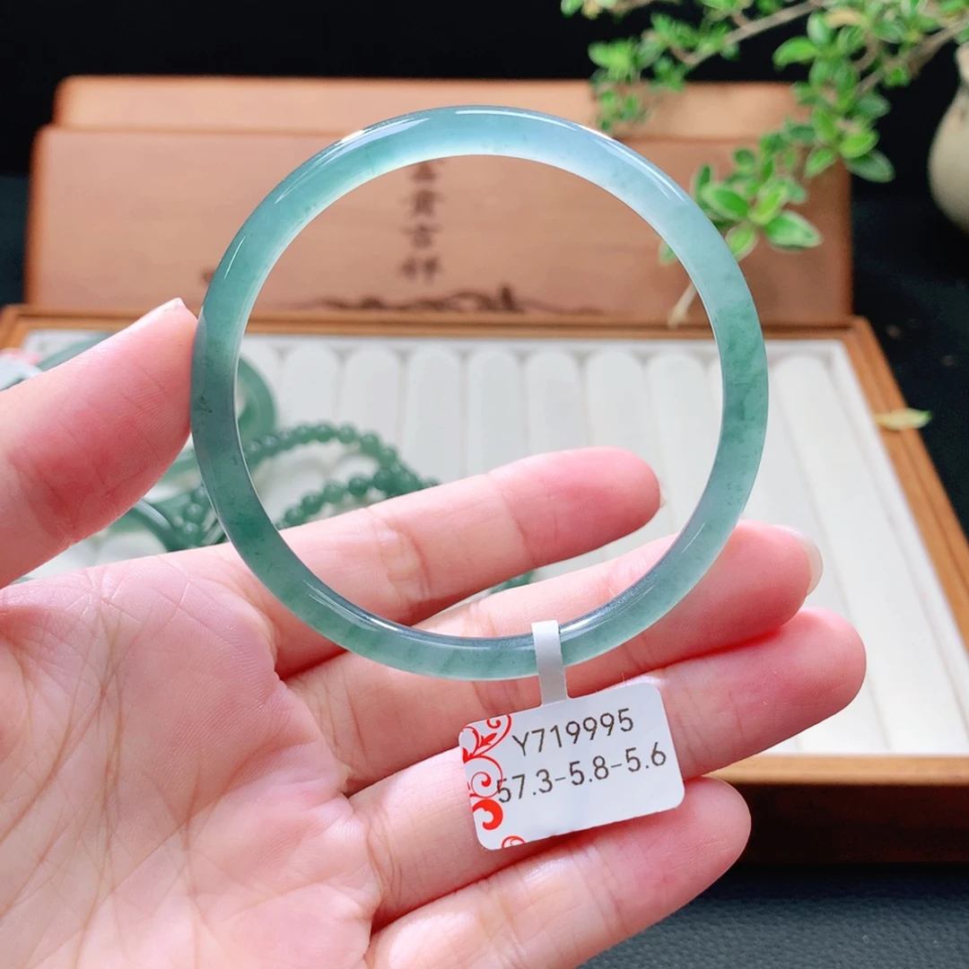 未镶嵌手镯（圆镯）翡翠