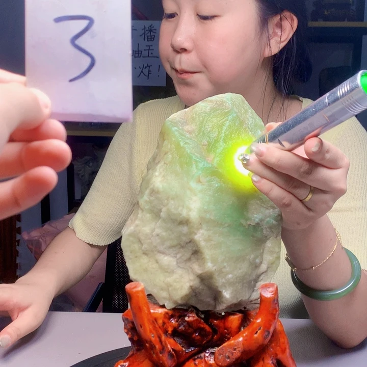 足银镶嵌蛇纹石玉1岫玉