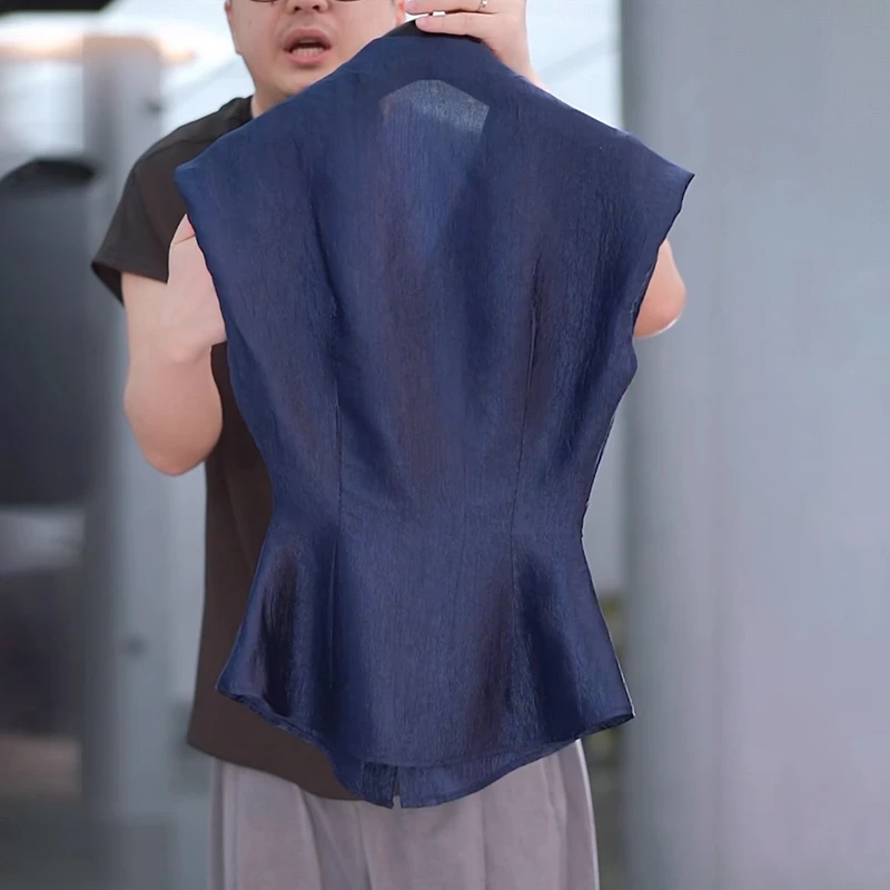蓝色醋酸v领衬衫女2025夏季新款高级感洋气减龄收腰显瘦短袖上衣