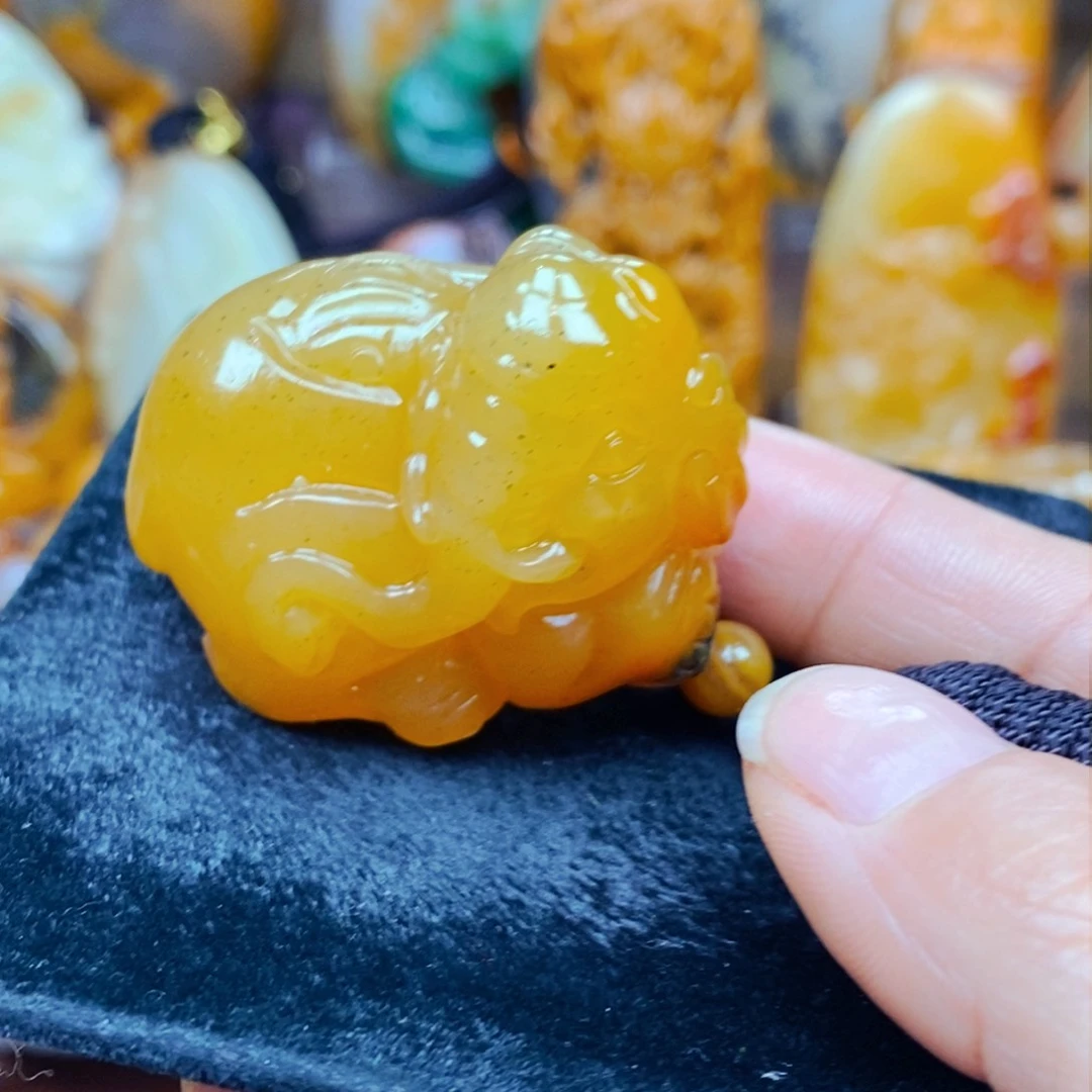 未镶嵌石英质玉（黄龙玉）颈饰