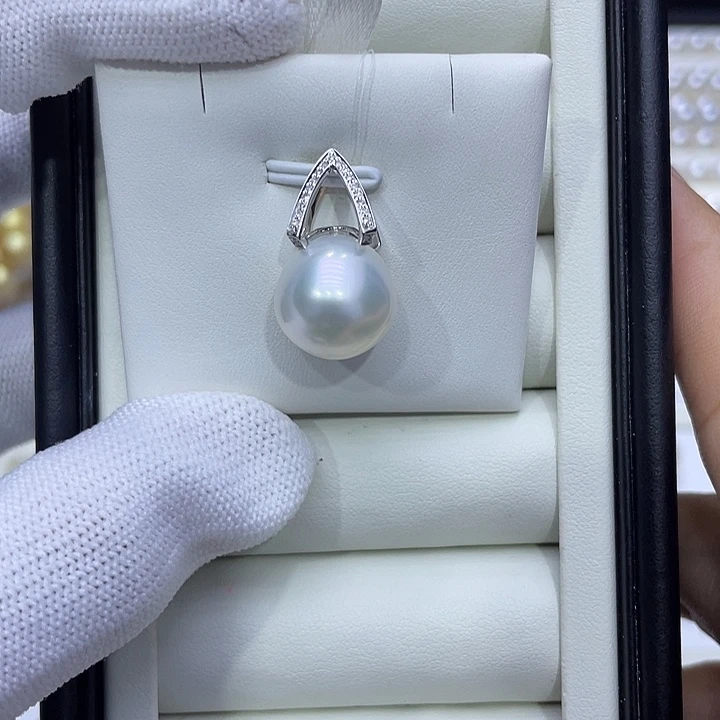 18K金镶嵌吊坠(不含链)海水珍珠