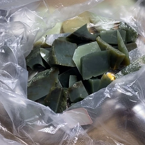 和田玉未镶嵌颈饰一**风