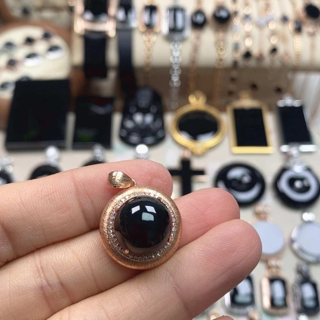 翡翠18K金镶嵌颈饰