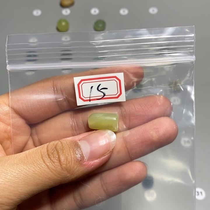 蛇纹石玉颈饰未镶嵌江**人