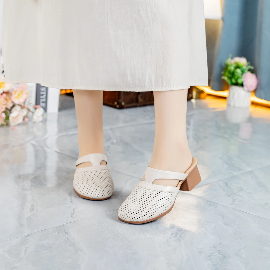 5299夏季新款洞洞托鞋软底软面真皮复古妈妈鞋中跟防滑女士托鞋