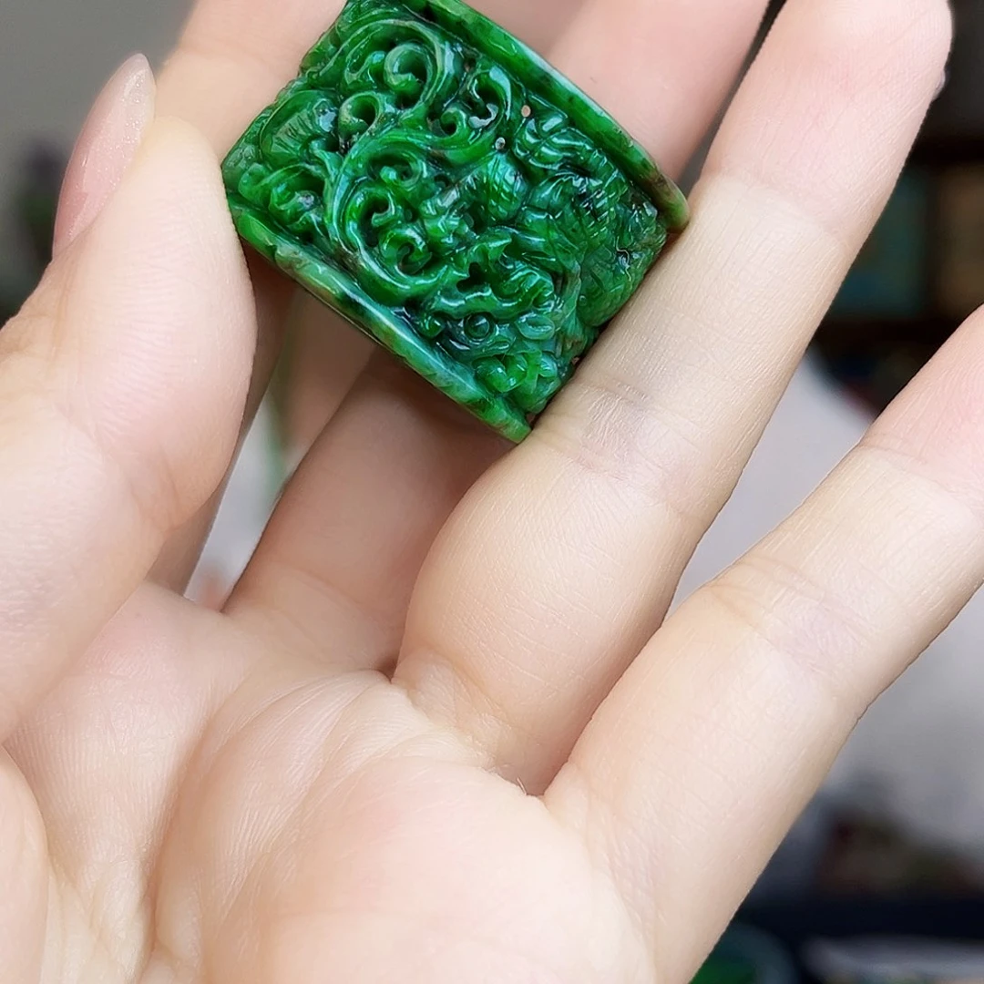 翡翠未镶嵌颈饰多样性