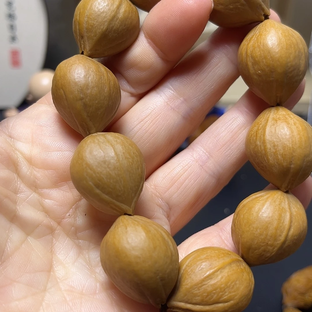 吊坠橄榄核，啊飞咯哦哦如图