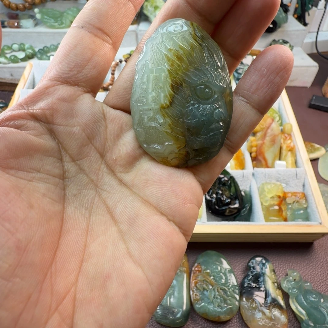 蛇纹石玉未镶嵌颈饰