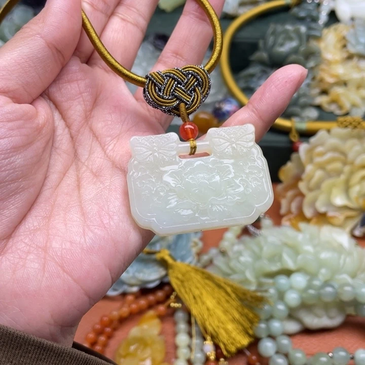 蛇纹石玉吊坠合金