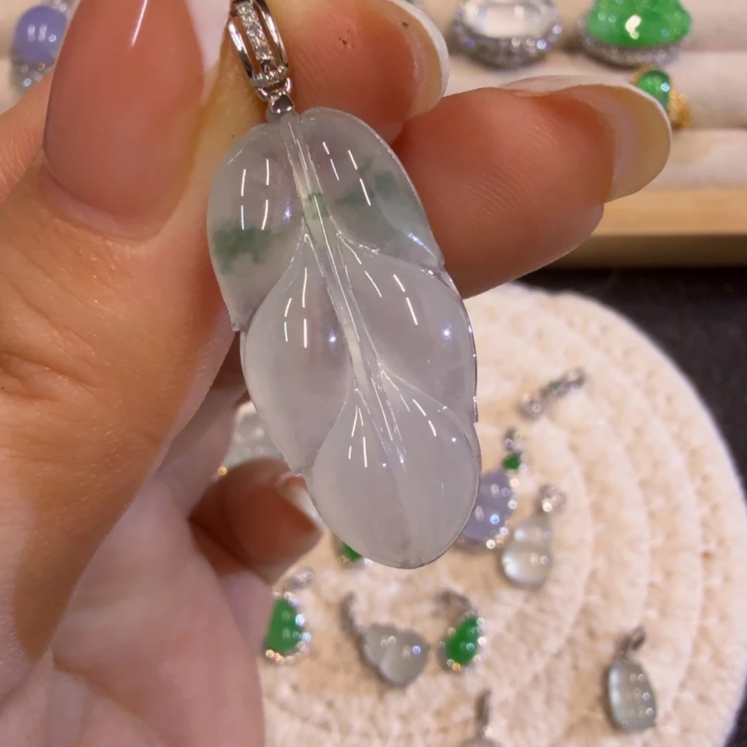 翡翠18K金镶嵌颈饰飘花叶子