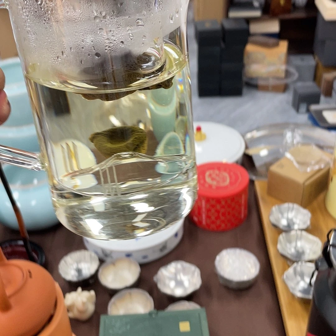 搪瓷杯子里还有很多东西