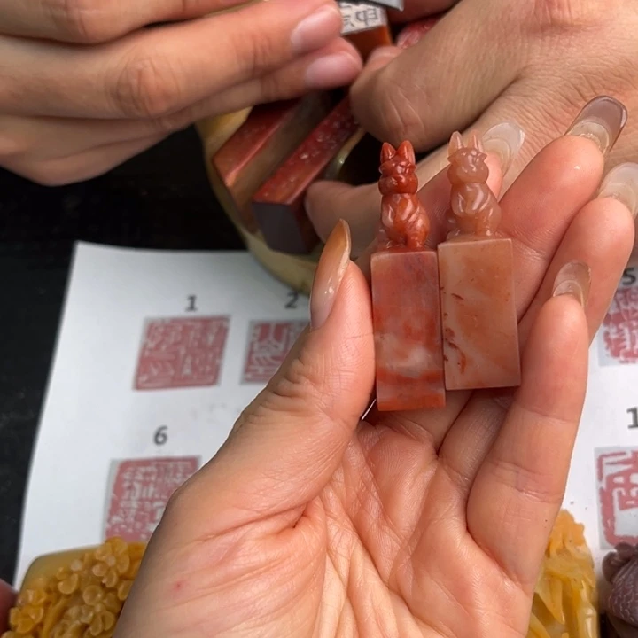 晒***鱼寿山石印石现场纯手工制作工艺精美