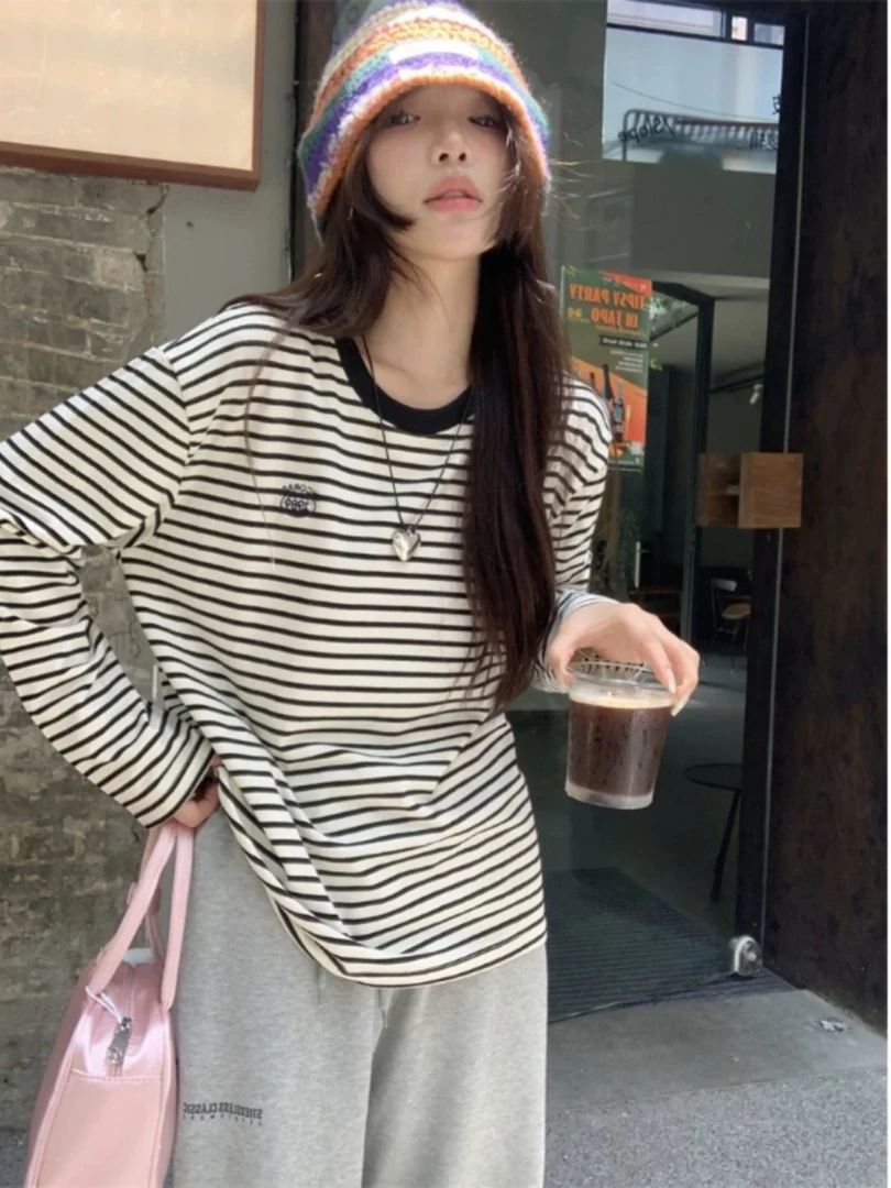 清新简约撞色条纹T恤女初秋款雪花棉圆形贴标宽松韩版长袖打底衫