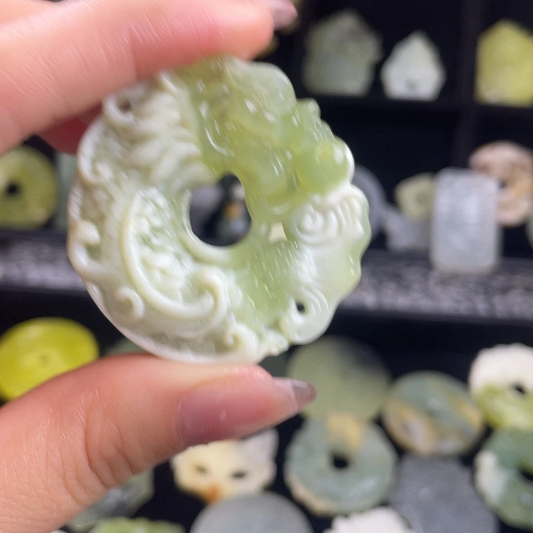 蛇纹石玉未镶嵌颈饰吊坠