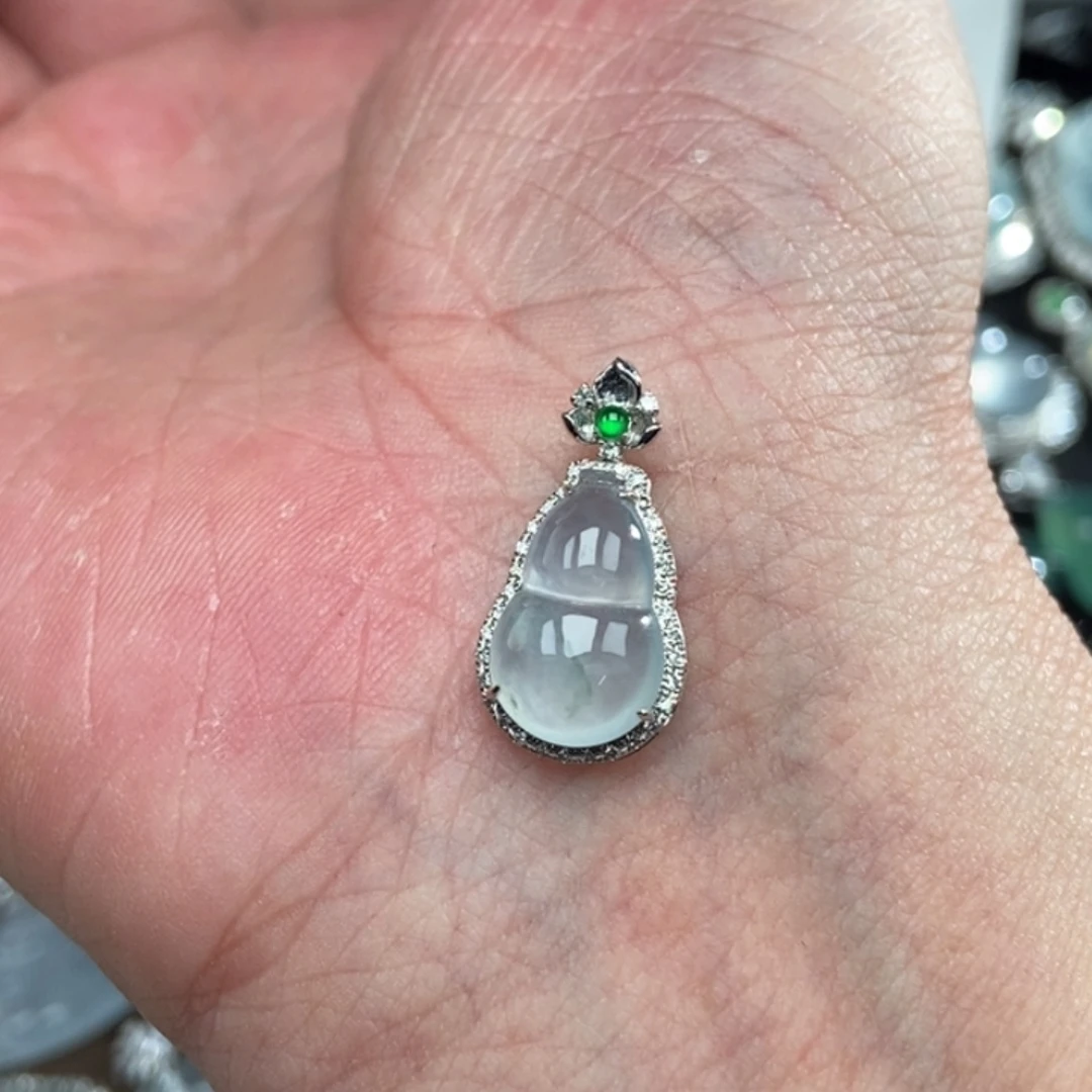 颈饰18K金镶嵌翡翠葫芦