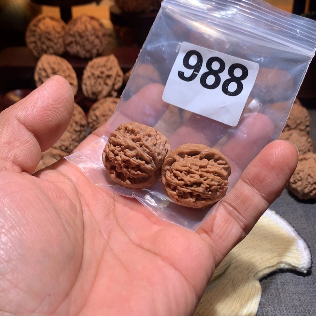 ****窝桃核把件野生莲花988号