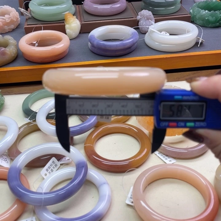 未镶嵌石英岩玉珠宝奇石