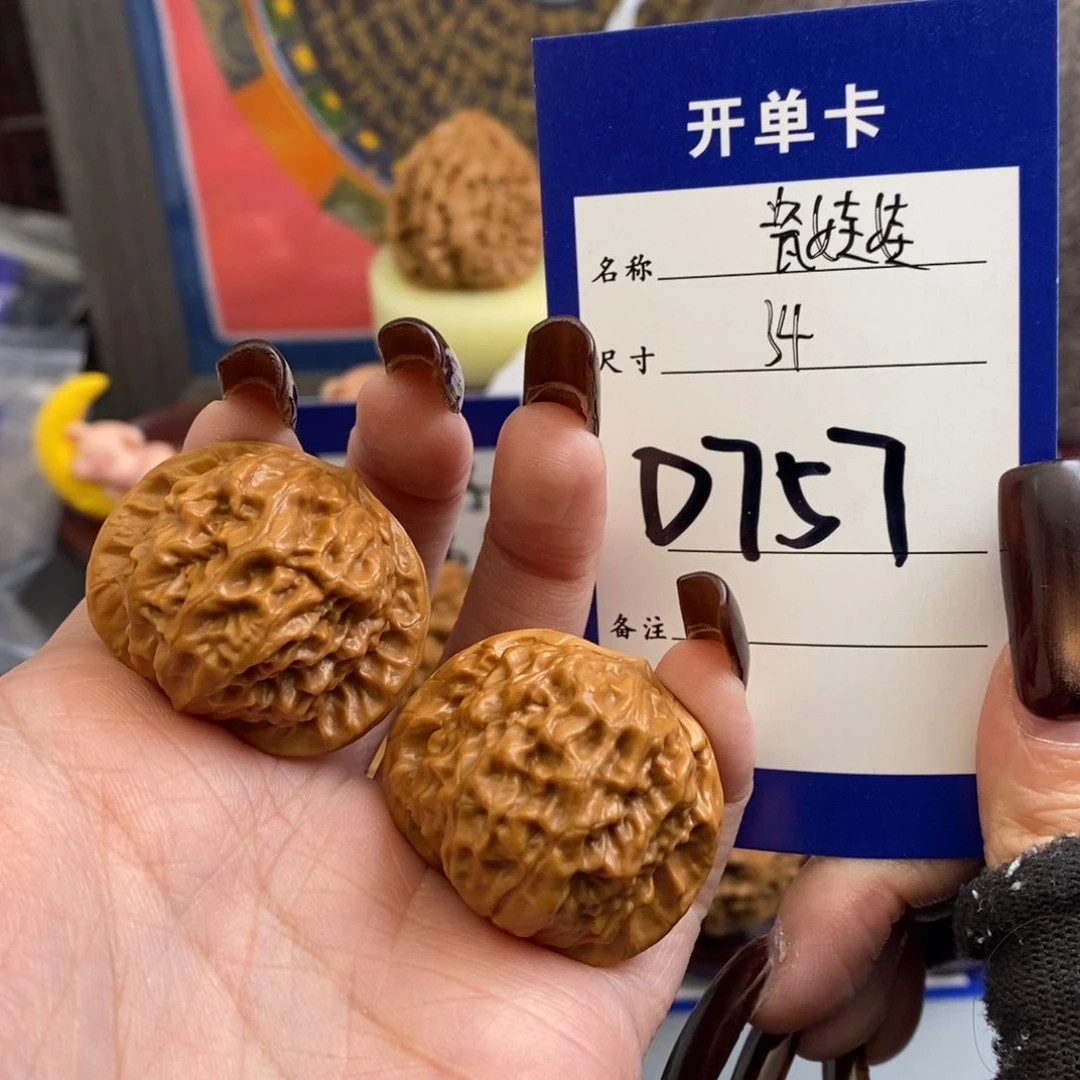 文玩核桃吊坠芭***尼瓷娃娃