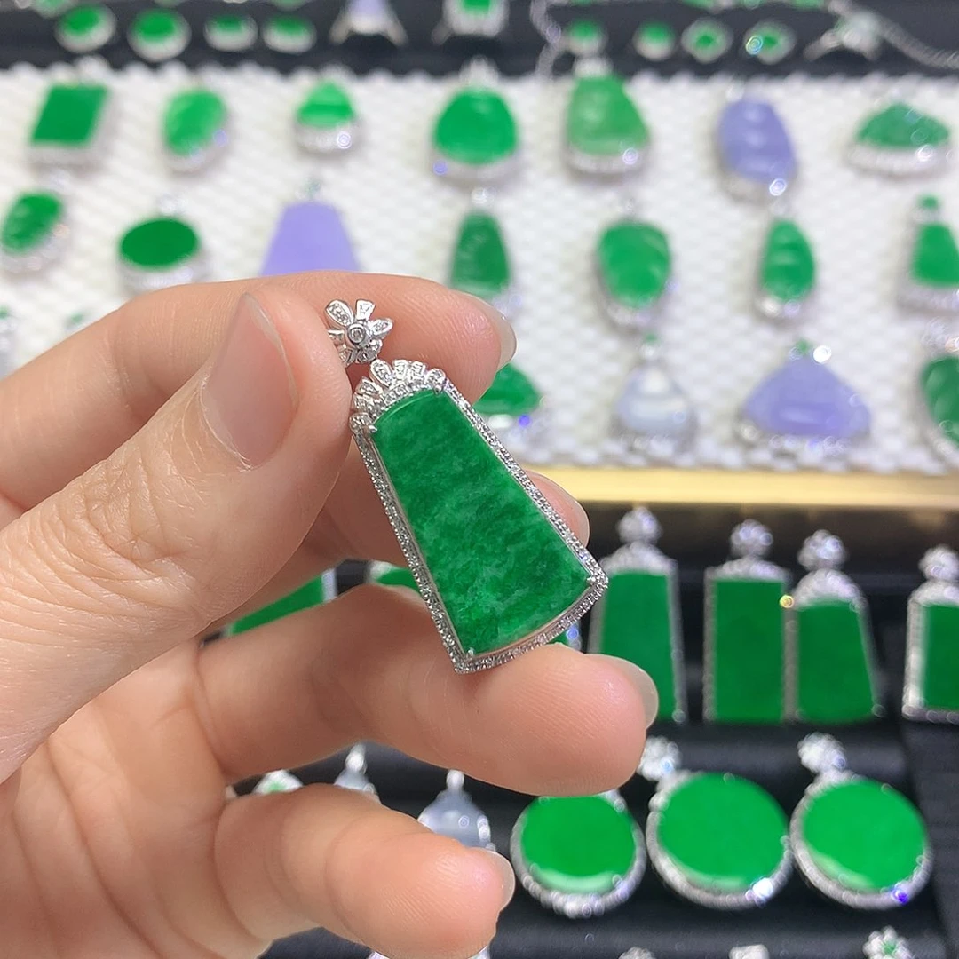 颈饰18K金镶嵌翡翠吊坠