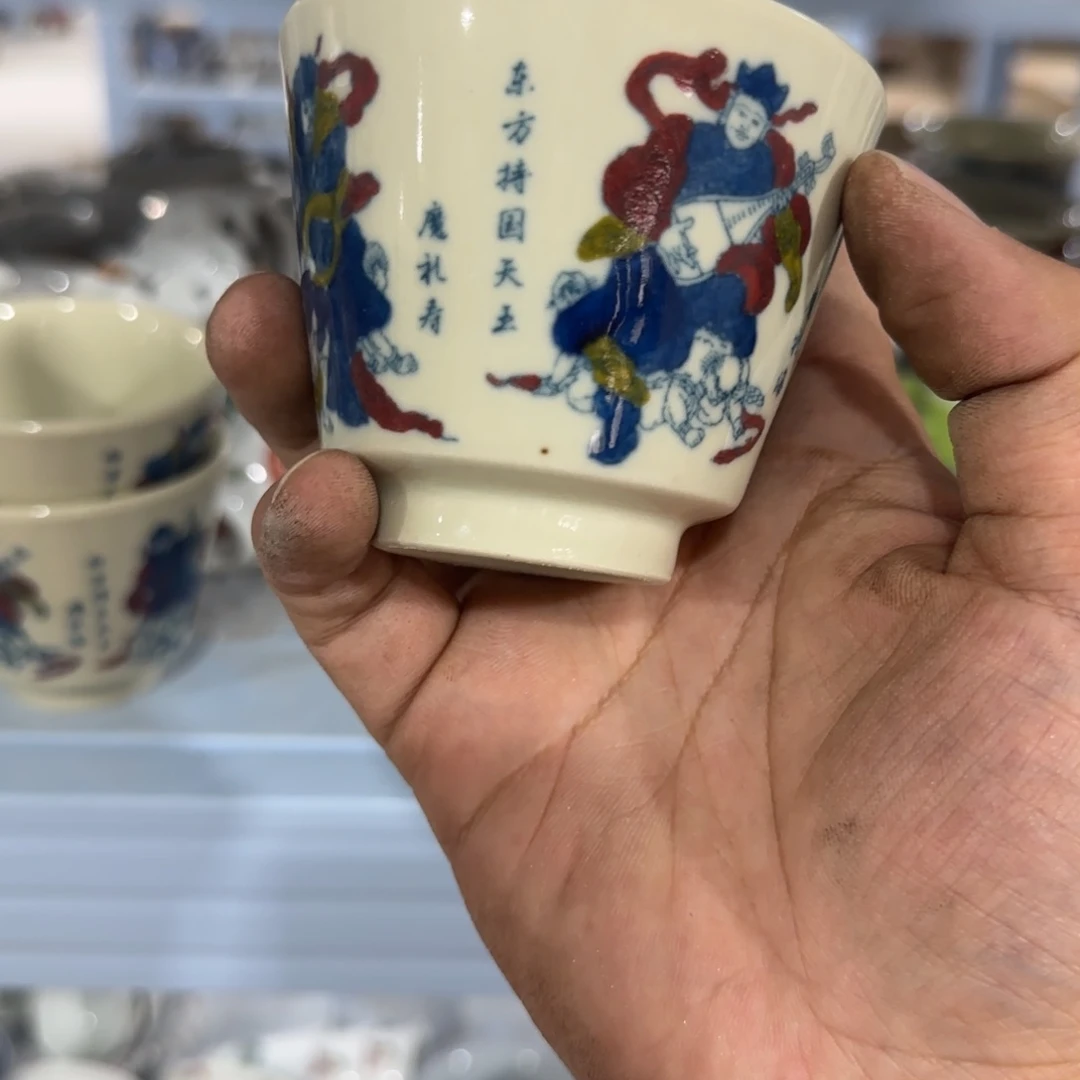 瓷片瓷器上用白泥雕刻图案并