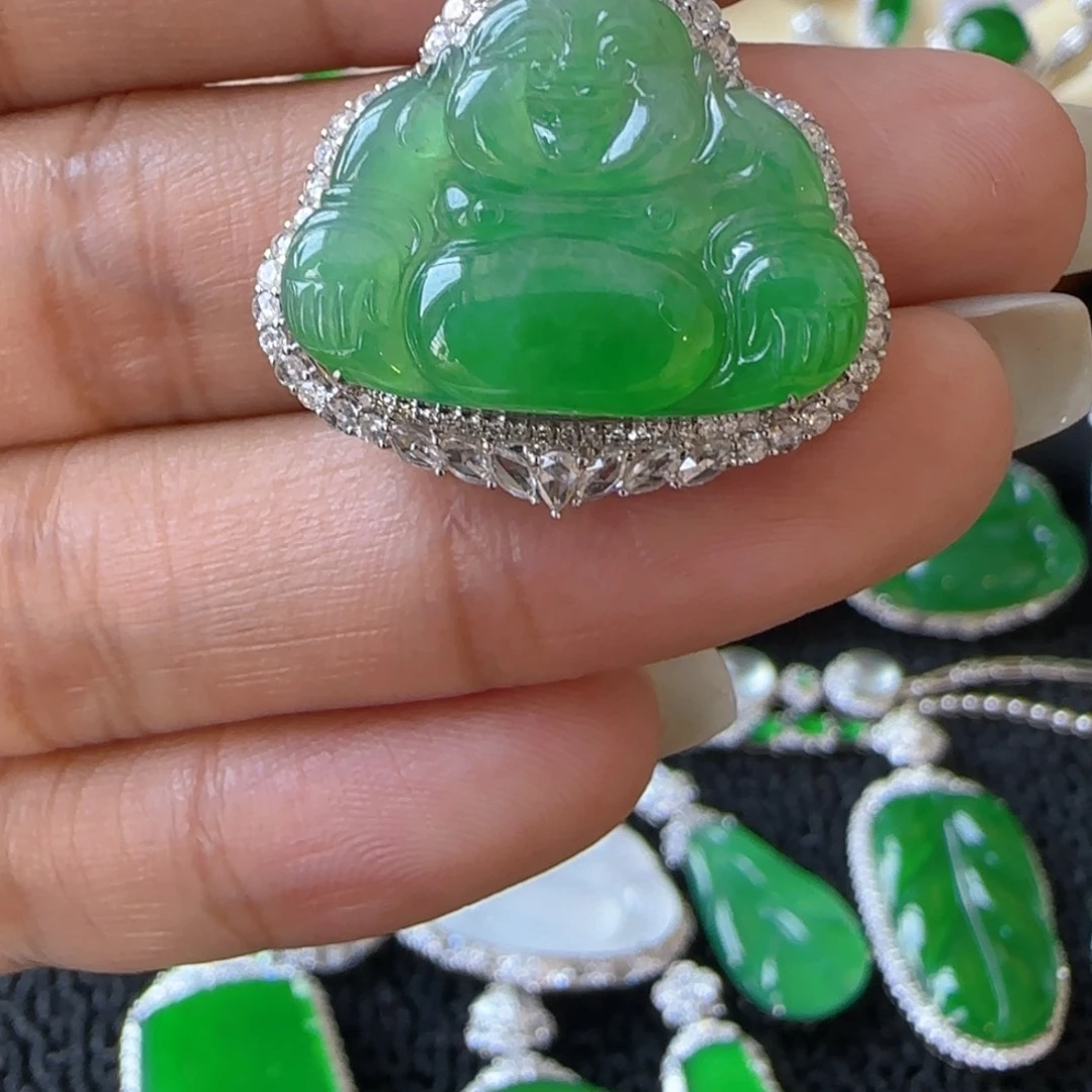 翡翠18K金镶嵌颈饰吊坠