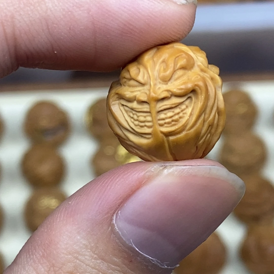 吊坠猴头核桃三面撕裂