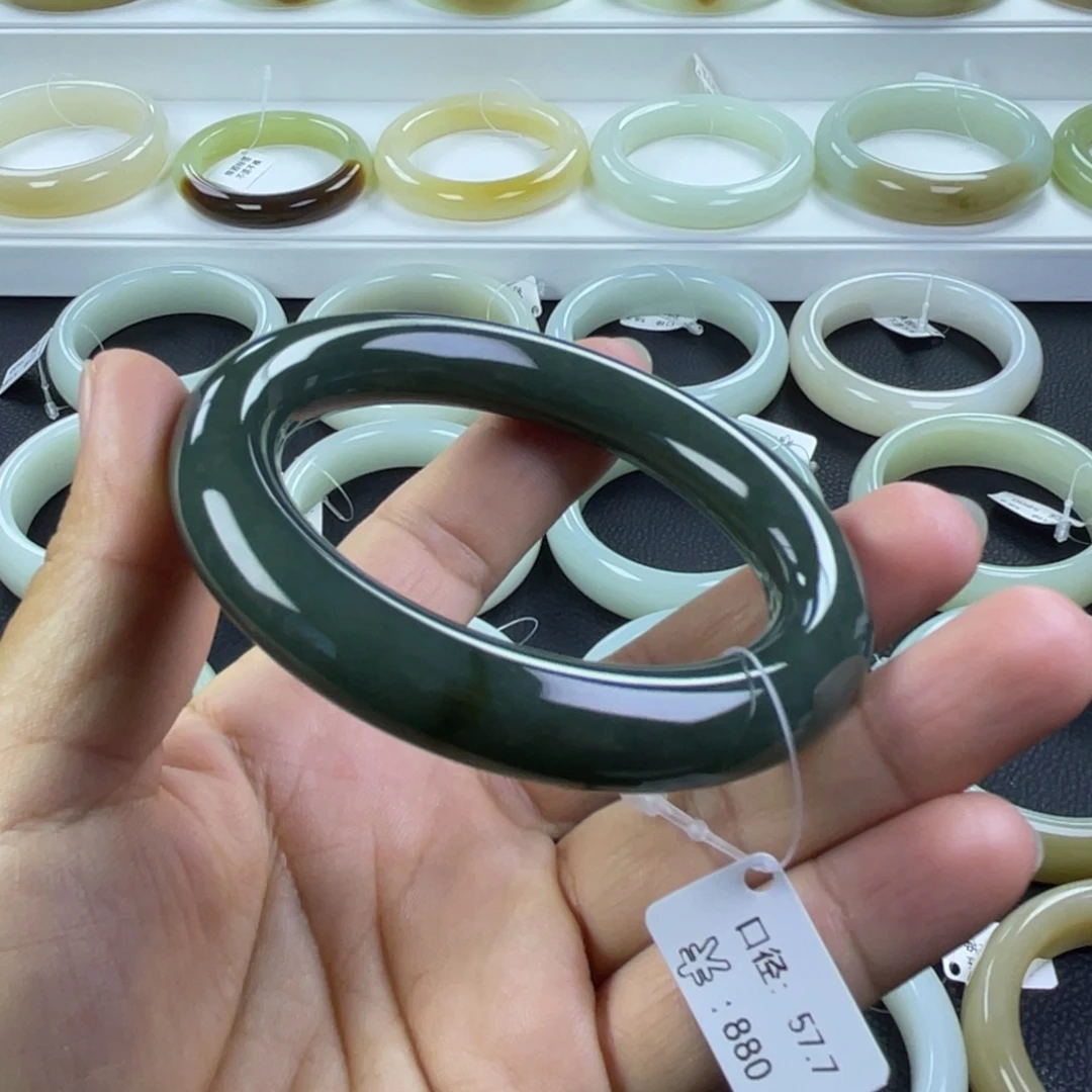 和田玉未镶嵌手镯