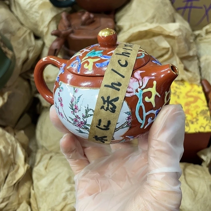 紫砂茶壶矿泥老，手工制作的一把紫砂壶。