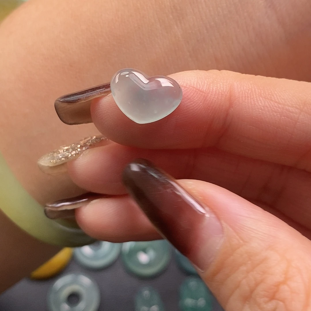 翡翠未镶嵌颈饰心