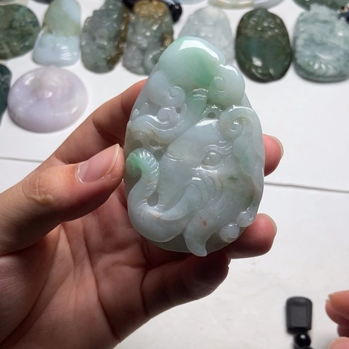 翡翠未镶嵌颈饰大象23