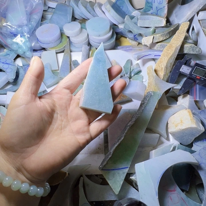 颈饰未镶嵌翡翠慎*