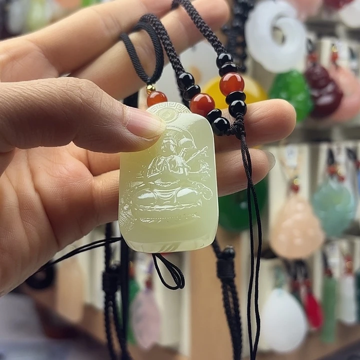 用***河石英质玉未镶嵌颈饰