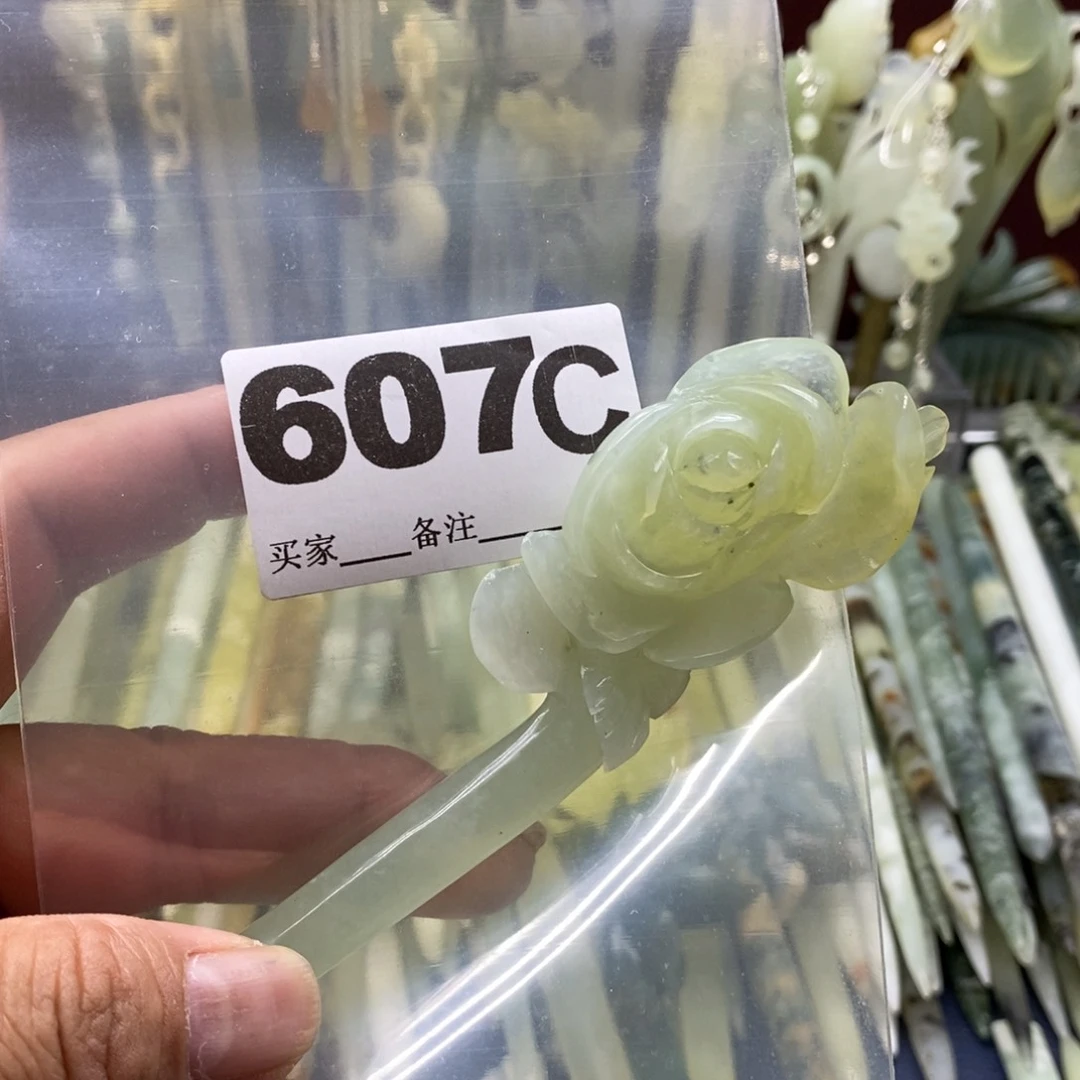 透闪石-蛇纹石玉发饰未镶嵌｡**