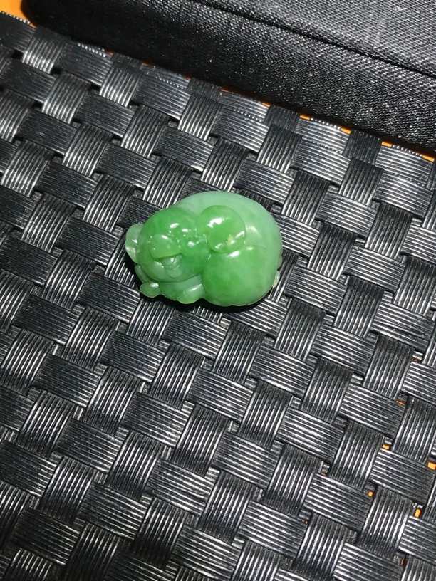 新疆和田玉碧玉小萌猪