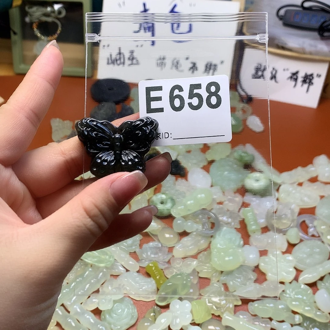 蛇纹石玉颈饰合金